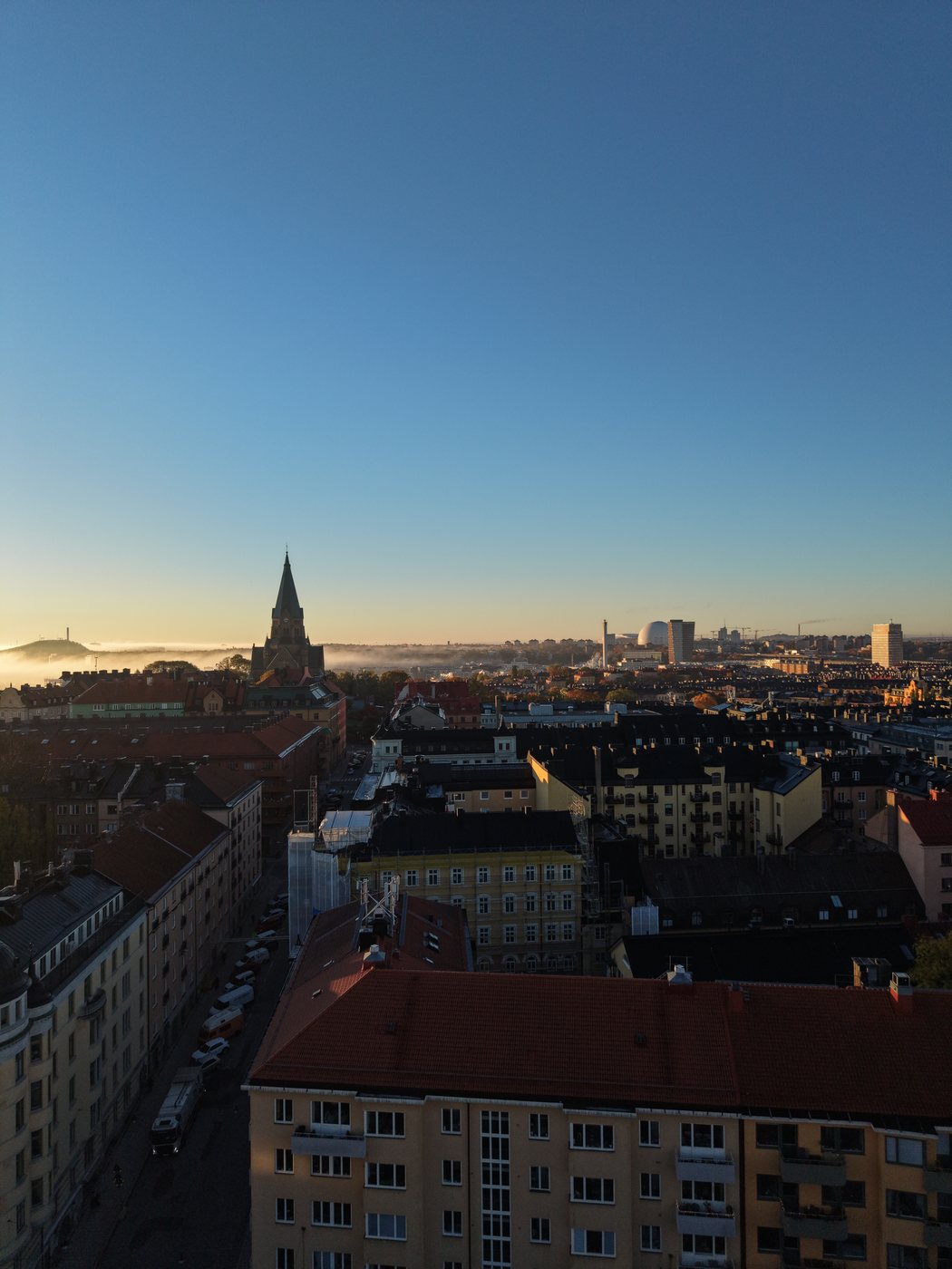 Sofia kyrka på Södermalm fotograferad med drönare en klar morgon