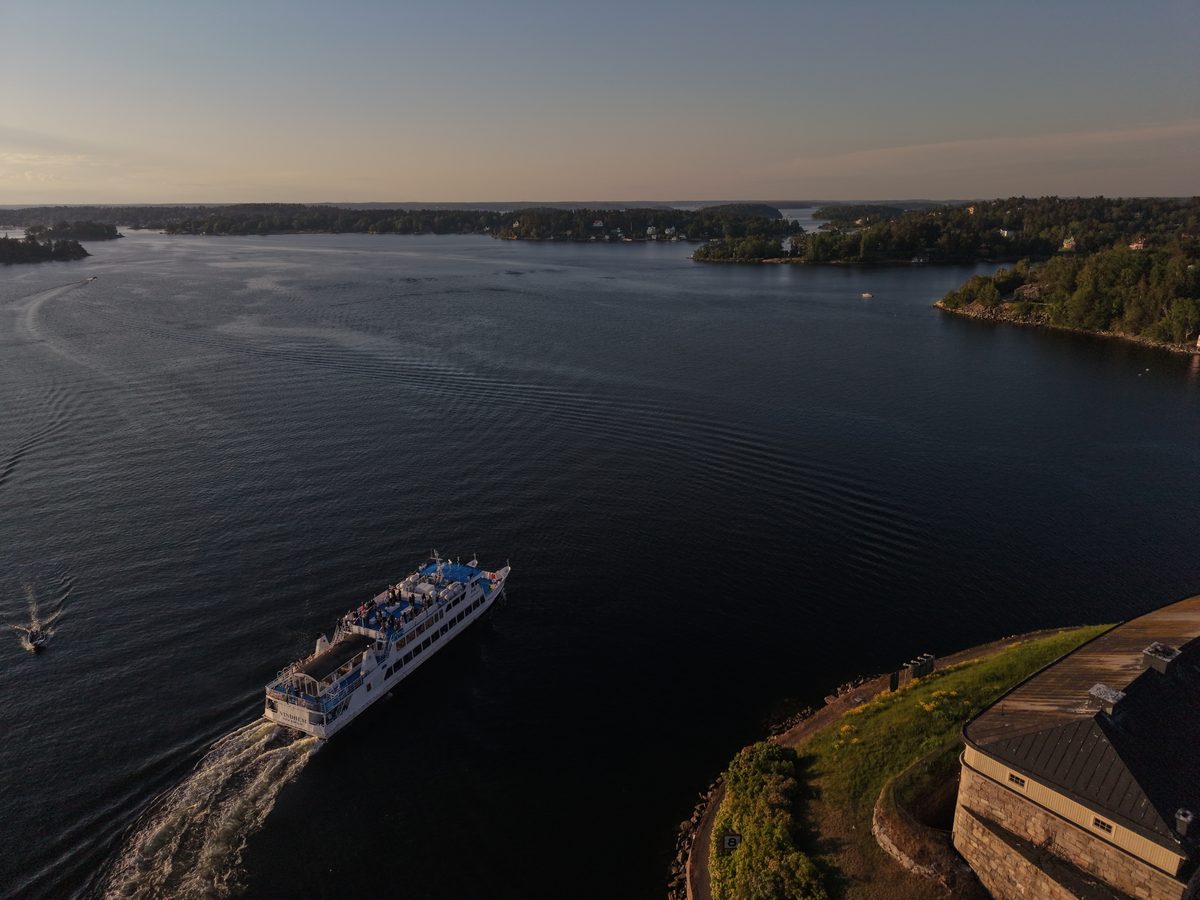Passagerarbåt på väg ut i skärgården i kvällsljus