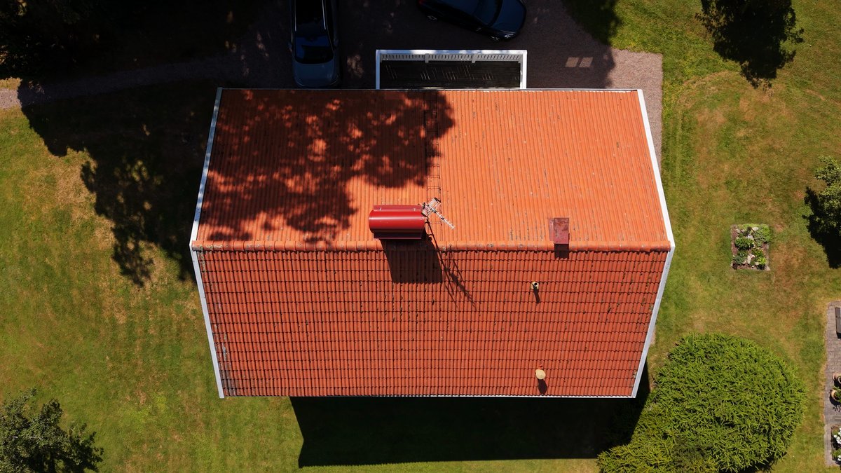 Hus med orange tegeltak, fotograferat rakt ovanifrån