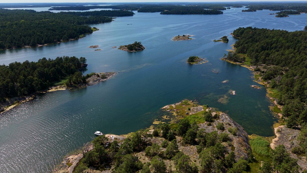 Skärgård med holmar och sund fotograferad snett ovanifrån en klar sommardag