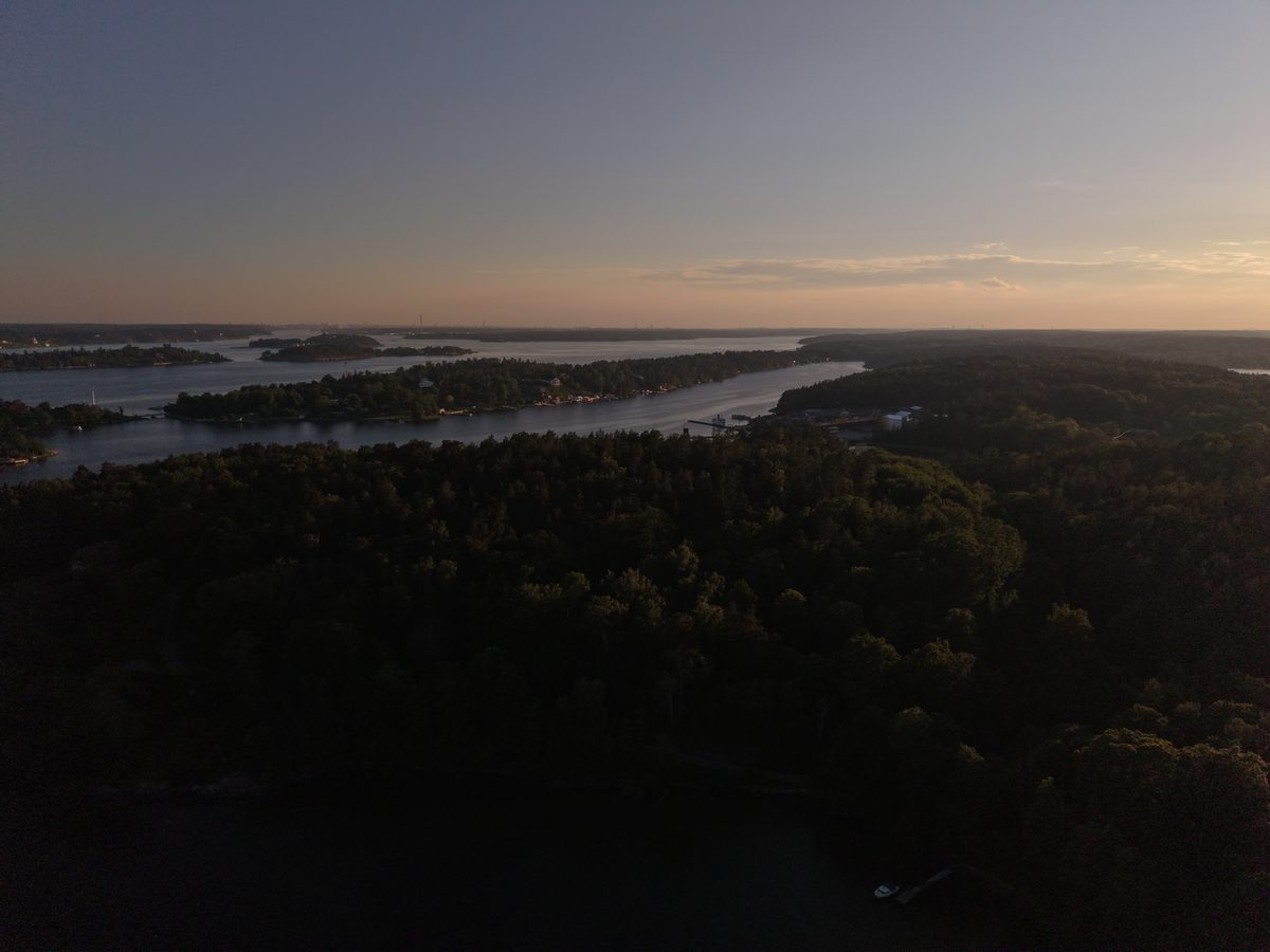 Skärgårdsöar i skymningsljus