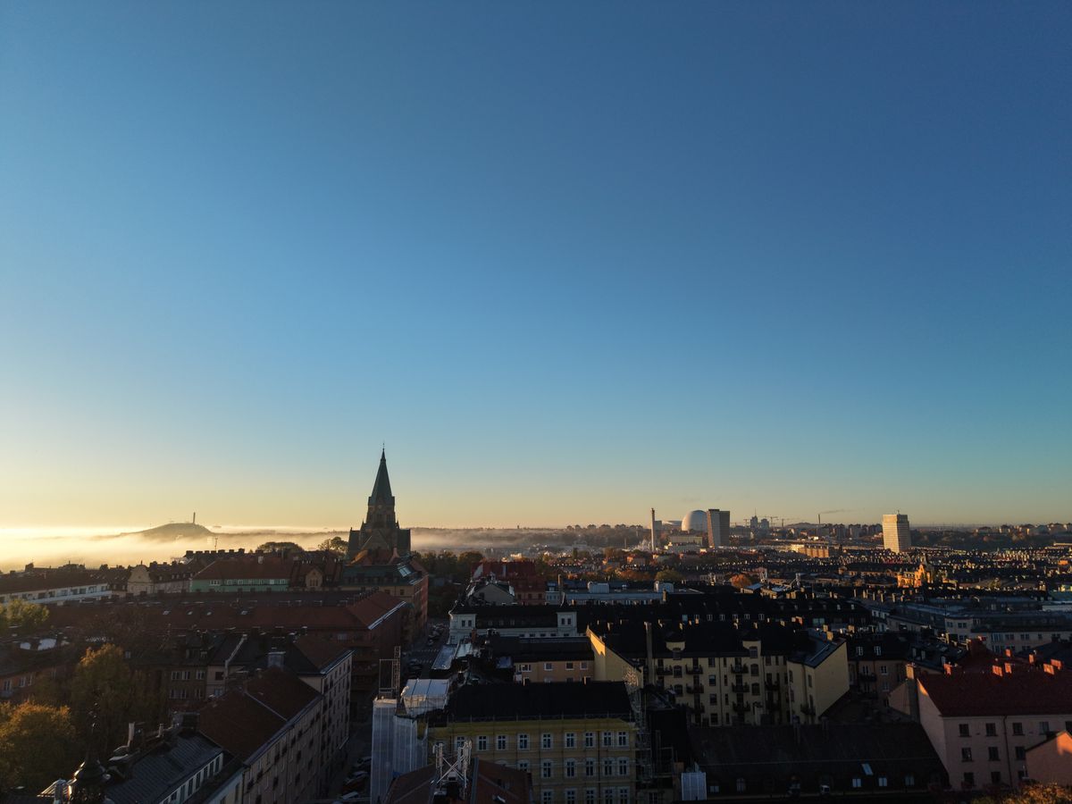 Klar morgon över Södermalm med Sofia kyrka och Globen i bakgrunden