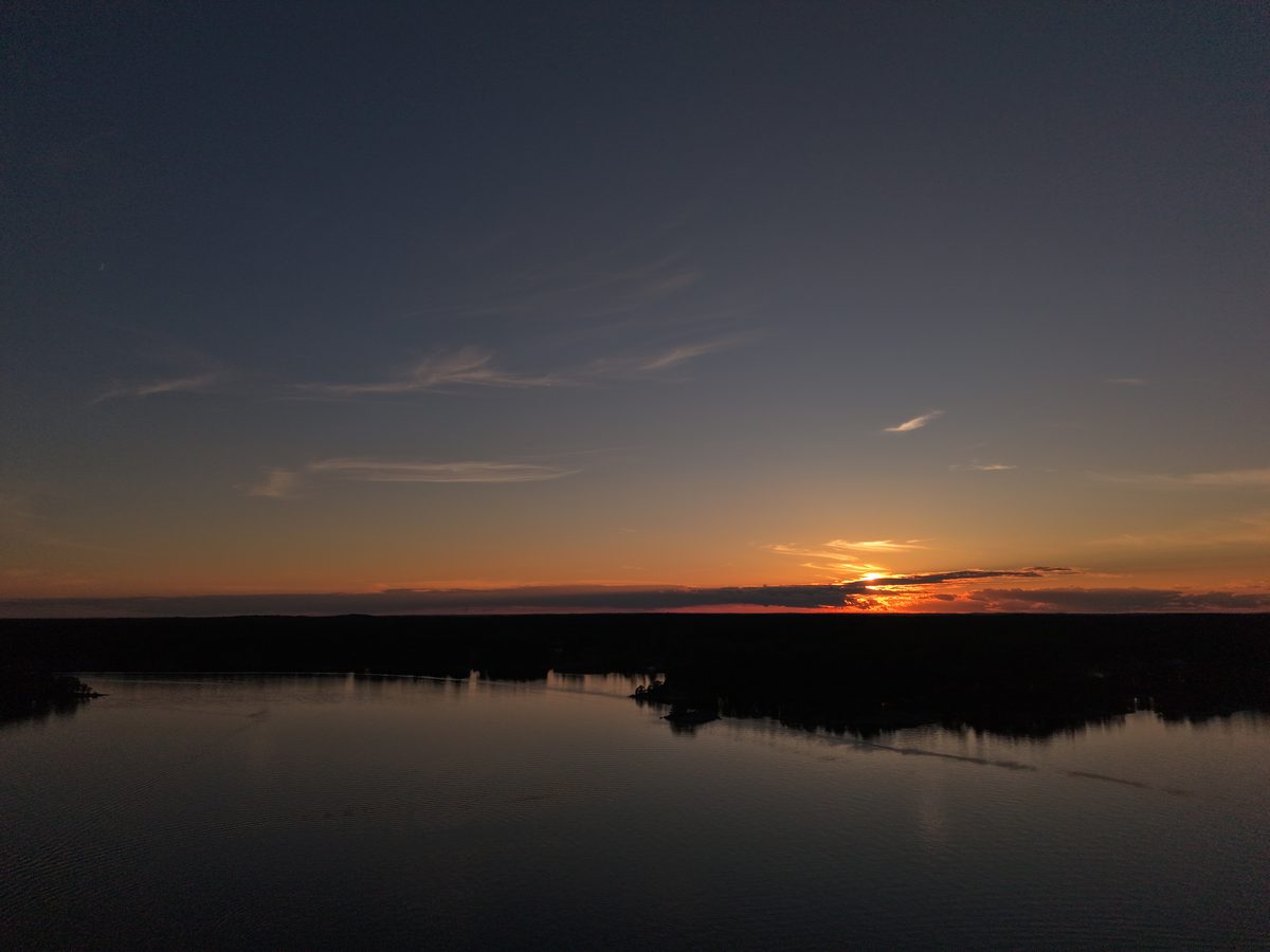 Solen går ner över en stilla fjärd