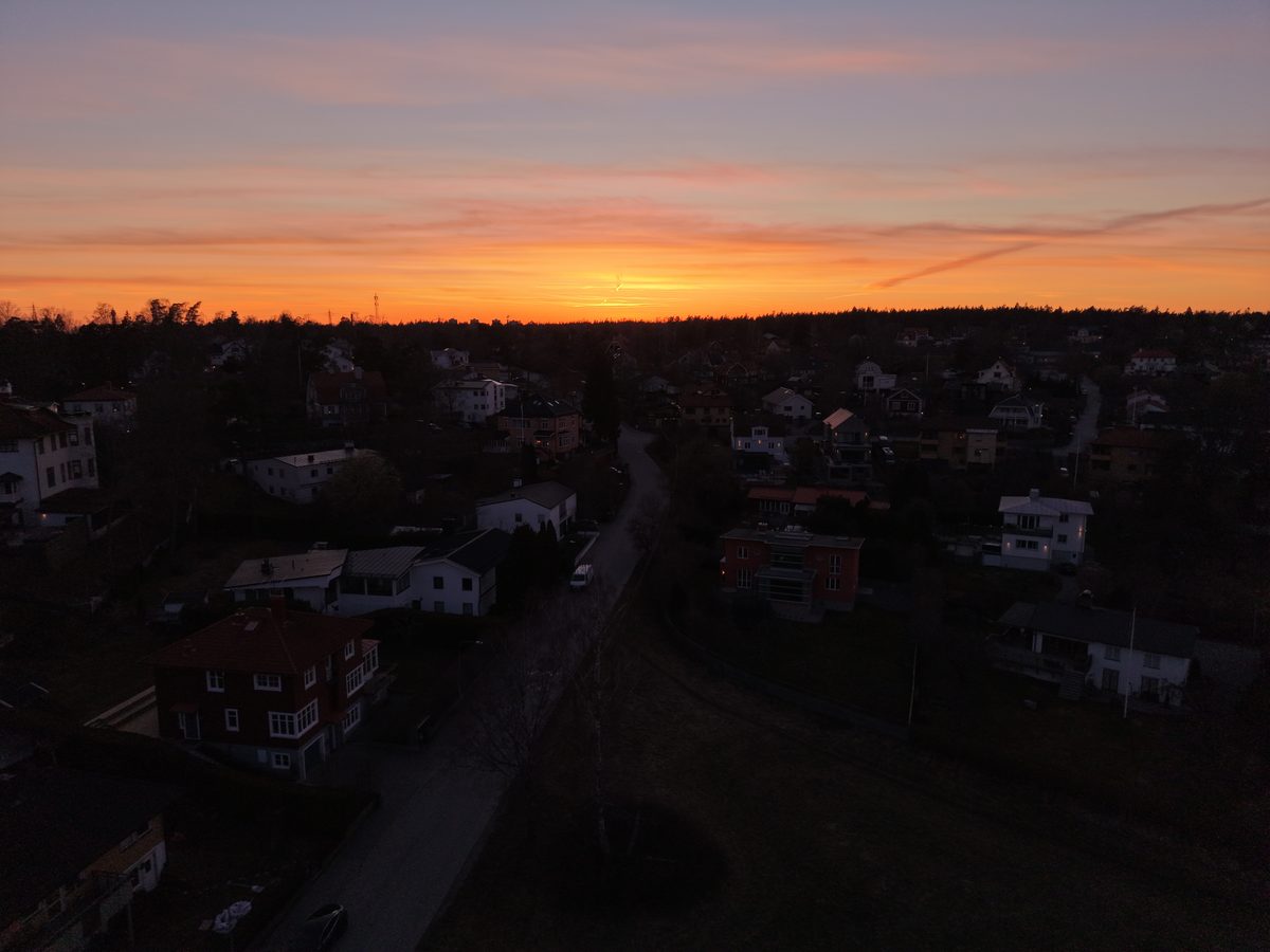 Villaområde i solnedgång sett från luften