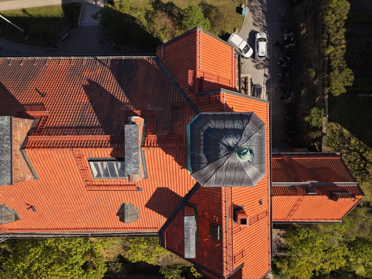Rött tegeltak och kopparkupol fotograferat rakt ovanifrån