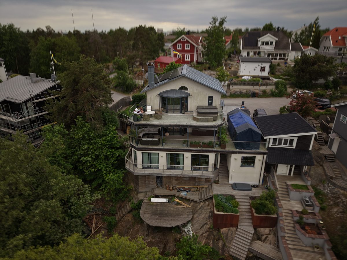 Villa på en bergssluttning med trädgård och terrasser